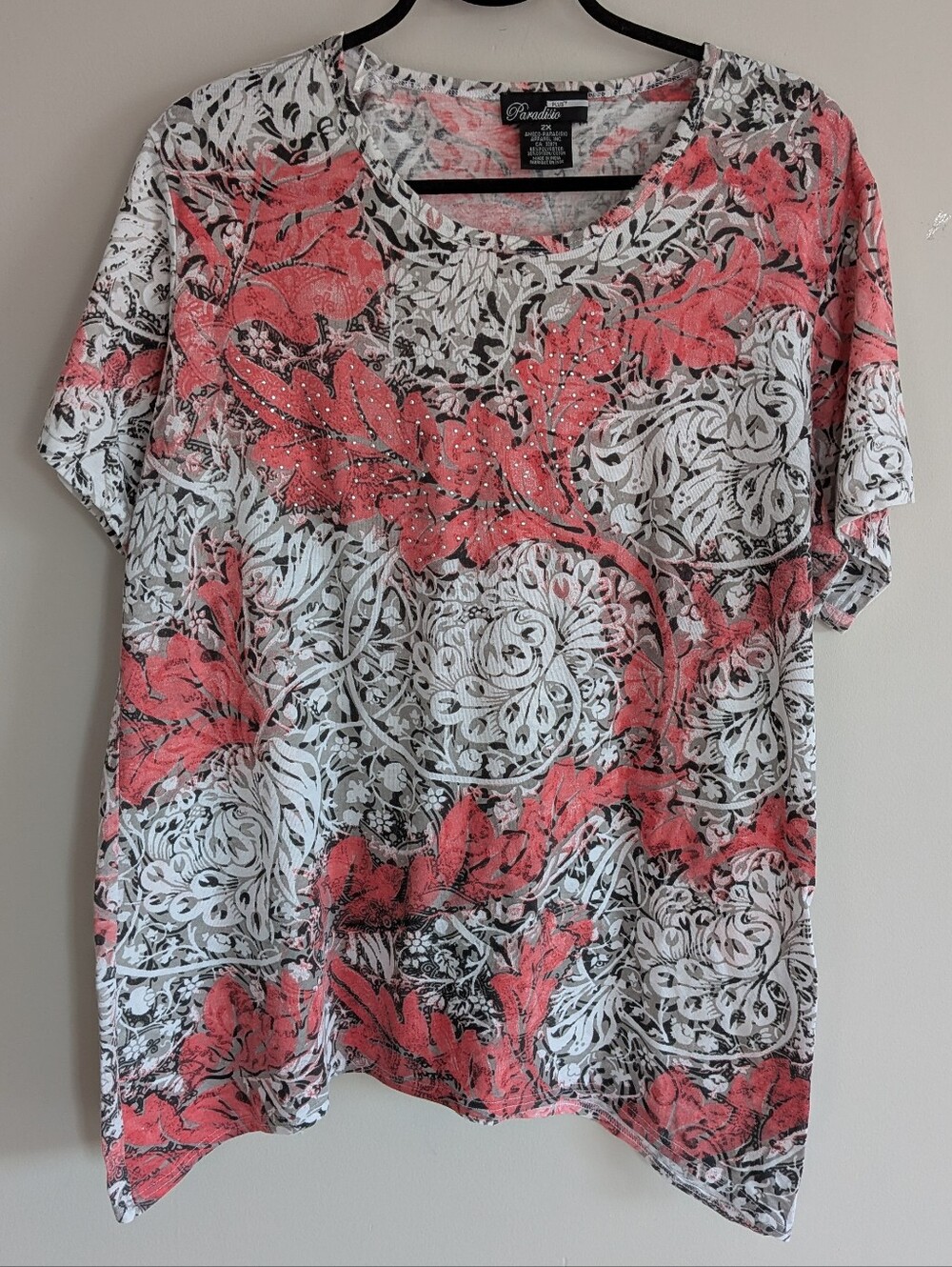 Paradiso Plus 2X Coral Gray Black White Asymmetrical Hem Silver Studded T-Shirt